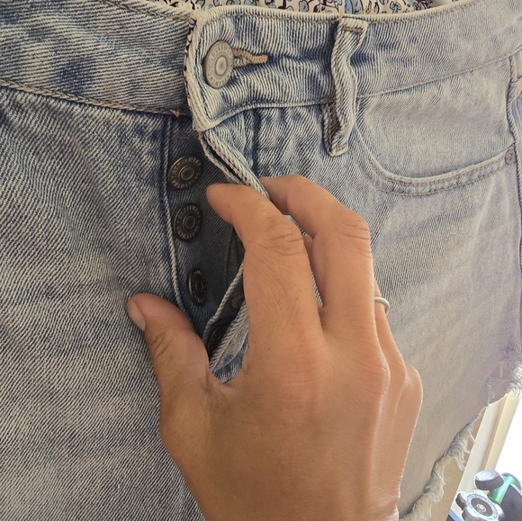 Idyllwind cutoff jean shorts, size 6 - Picture 2 of 5